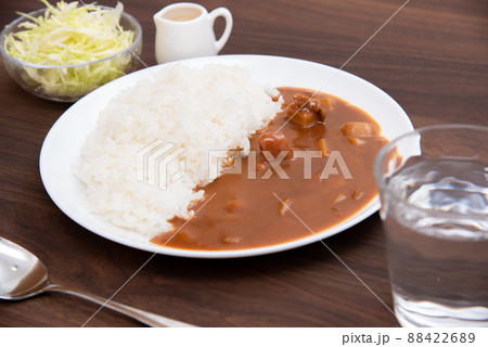 日本のシンプルなカレーライス 88422689