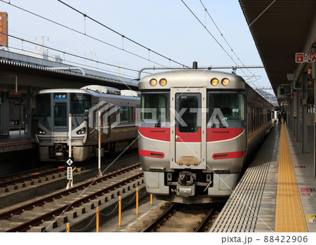 姫路駅の播但線ホームに停車中の特急はまかぜ 姫路駅の播但線ホームに停車中の特急はまかぜ 88422906