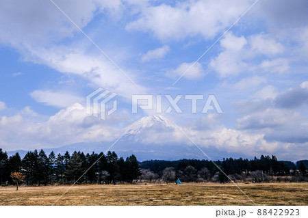 静岡県富士宮市朝霧高原からの雲に隠れた富士山 88422923