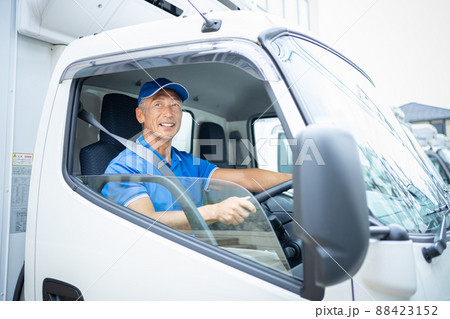 トラックを運転するミドルの男性ドライバー 88423152