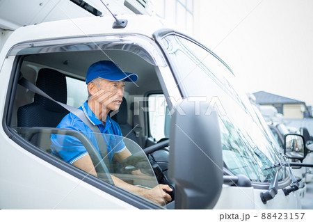 トラックを運転するミドルの男性ドライバー 88423157