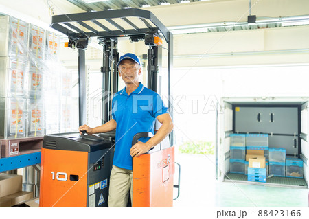 倉庫でフォークリフトを運転するミドルの男性作業員 88423166