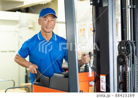 倉庫でフォークリフトを運転するミドルの男性作業員 倉庫でフォークリフトを運転するミドルの男性作業員 88423169