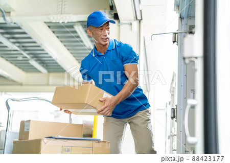 倉庫で働くシニアの男性ドライバー 88423177