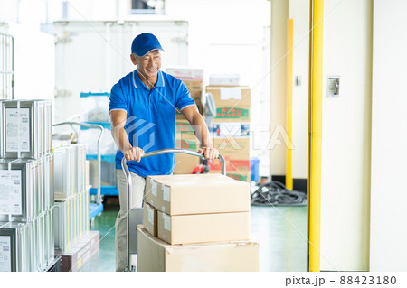 倉庫で働くシニアの男性ドライバー 倉庫で働くシニアの男性ドライバー 88423180