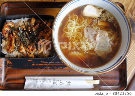 鶏の照り焼き重とラーメン(青森県東通村) 鶏の照り焼き重とラーメン(青森県東通村) 88423250