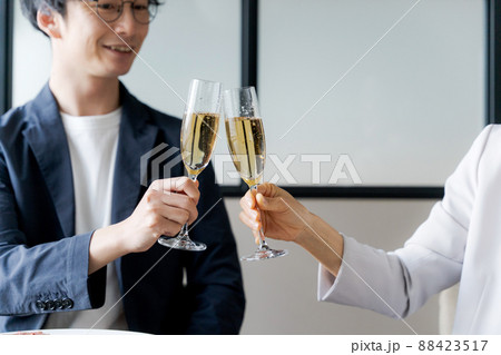 デート　乾杯　30代男女 88423517