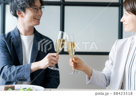 デート 乾杯 30代男女 デート 乾杯 30代男女 88423518