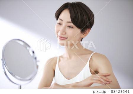 ボディケアをするミドル女性 ボディケアをするミドル女性 88423541