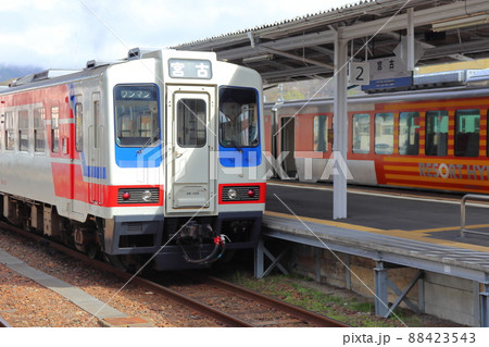 三陸鉄道 宮古駅に停車する車両 36-700形とリゾートあすなろ 三陸鉄道 宮古駅に停車する車両 36-700形とリゾートあすなろ 88423543