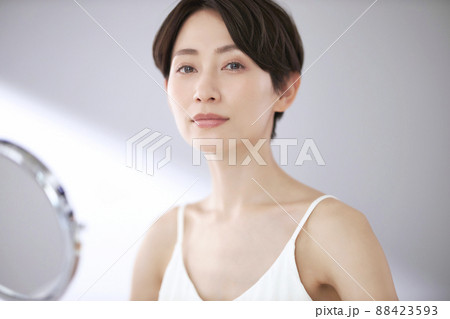 スキンケアをするミドル女性 88423593