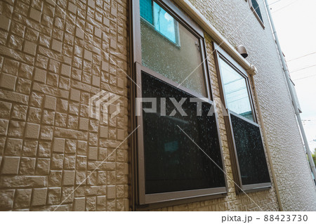 雨上がりの一戸建ての外壁 88423730