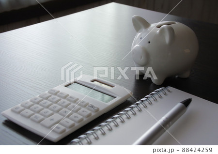 豚の貯金箱と電卓 88424259