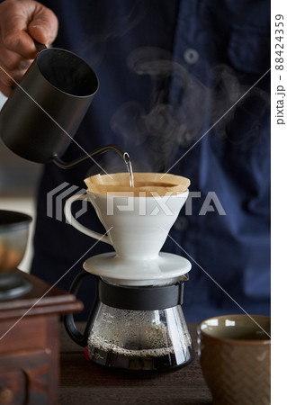 コーヒーを淹れる男性 88424359