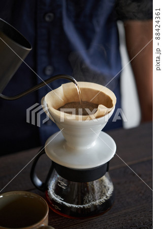 コーヒーを淹れる男性 88424361