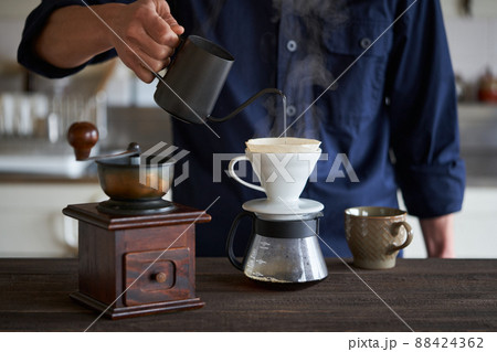 コーヒーを淹れる男性 88424362