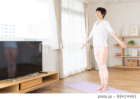 ヨガをするシニア女性 ヨガをするシニア女性 88424463