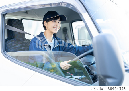 トラックを運転する女性ドライバー トラックを運転する女性ドライバー 88424593
