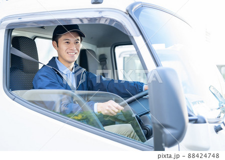 トラックを運転する男性ドライバー 88424748