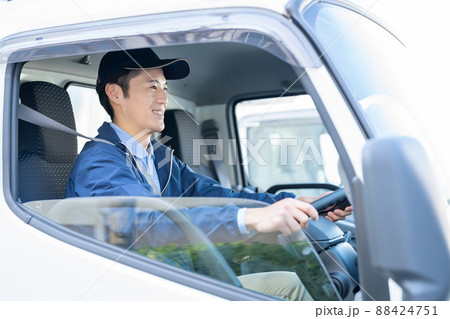 トラックを運転する男性ドライバー 88424751
