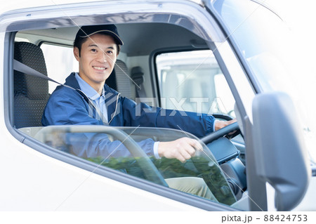 トラックを運転する男性ドライバー トラックを運転する男性ドライバー 88424753