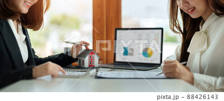 Real estate agent or bank officer describes the loan interest to the customer with home purchase contracts or on office loans and interest rates 88426143