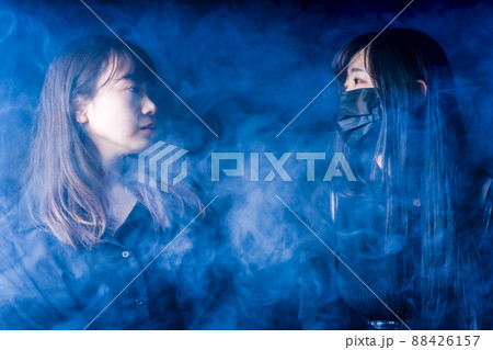 二人の女性　ジェンダー 88426157