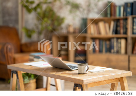 古書の本棚があるシックなリビング 88426558