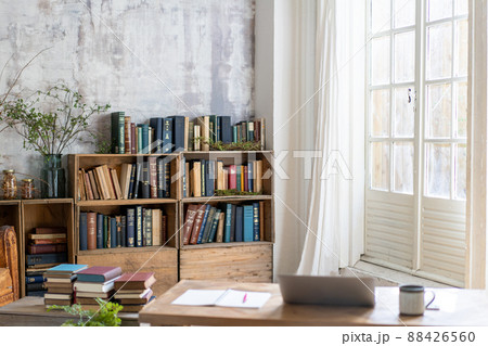 日差しがさしこむシックなリビング 日差しがさしこむシックなリビング 88426560