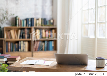 日差しがさしこむシックなリビング 88426561