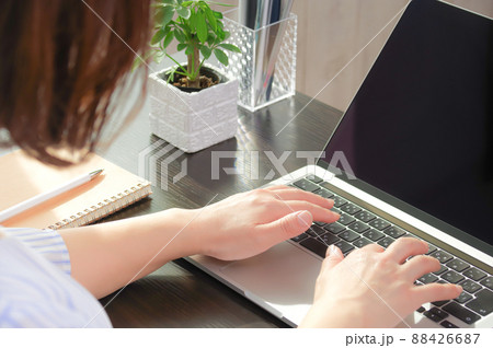 パソコンを操作する女性の手元 パソコンを操作する女性の手元 88426687