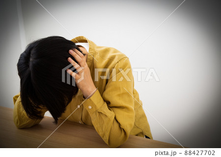 苦しむミドル女性(難聴、鬱) 苦しむミドル女性(難聴、鬱) 88427702