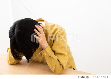 苦しむミドル女性(難聴、鬱) 苦しむミドル女性(難聴、鬱) 88427703