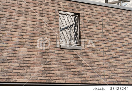 住宅　レンガ調サイディング外壁　バルコニーと飾り面格子窓 88428244