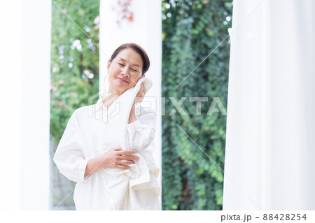 洗濯したタオルを触るシニア女性 88428254
