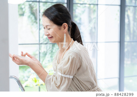 洗面所で身だしなみを整えるシニア女性 88428299