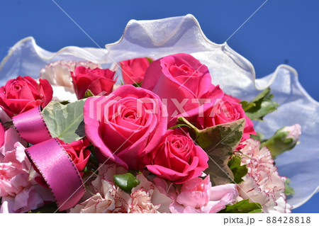 薔薇の花束。青空。ブーケイメージ 88428818