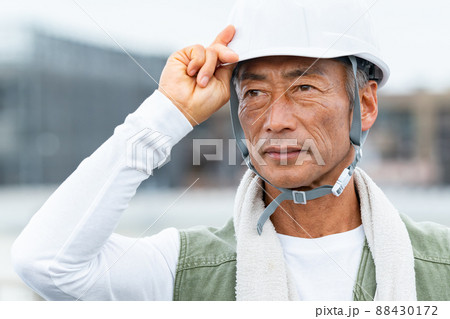 建築現場で働くミドルの男性作業員 88430172