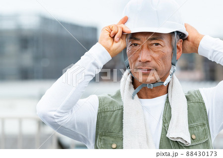 建築現場で働くミドルの男性作業員 88430173