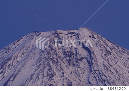 日没後の薄明かりの富士山山頂 富士宮市猪之頭からの眺め 日没後の薄明かりの富士山山頂 富士宮市猪之頭からの眺め 88431290