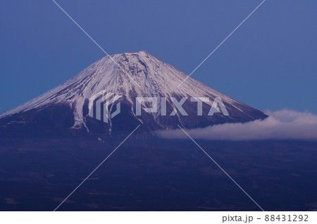 日没後の薄明かりの富士山 富士宮市猪之頭からの眺め 日没後の薄明かりの富士山 富士宮市猪之頭からの眺め 88431292