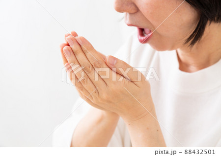 口臭をかぐ女性 88432501