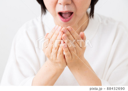口臭をかぐ女性 88432690