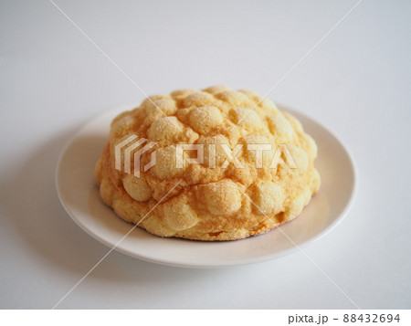 白い皿にのっているメロンパン 白い皿にのっているメロンパン 88432694