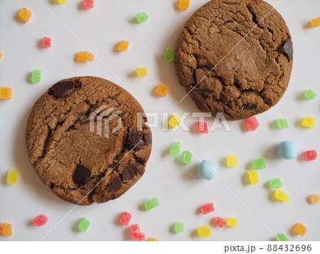 チョコチップクッキーとカラフルなお菓子の背景 チョコチップクッキーとカラフルなお菓子の背景 88432696