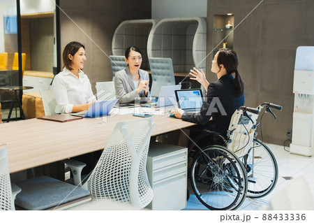 オフィス　車椅子　障害者雇用 88433336