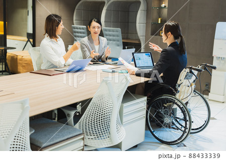 オフィス　車椅子　障害者雇用 88433339