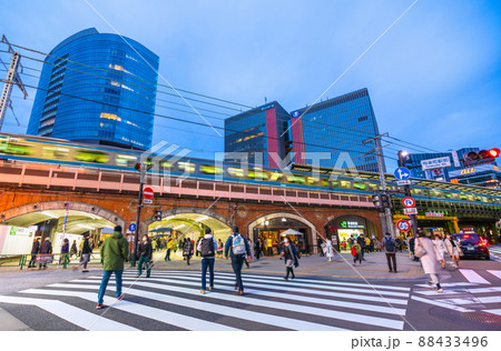日本の東京都市景観 解除2日目（まん延防止）の有楽町駅前＝3月23日 88433496