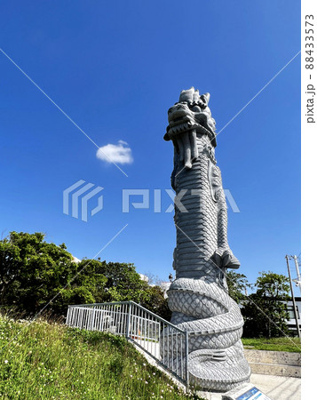 沖縄 那覇若狭海浜公園に立つ龍柱 沖縄 那覇若狭海浜公園に立つ龍柱 88433573