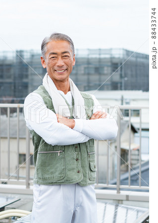 建築現場で働くミドルの男性作業員 88433744